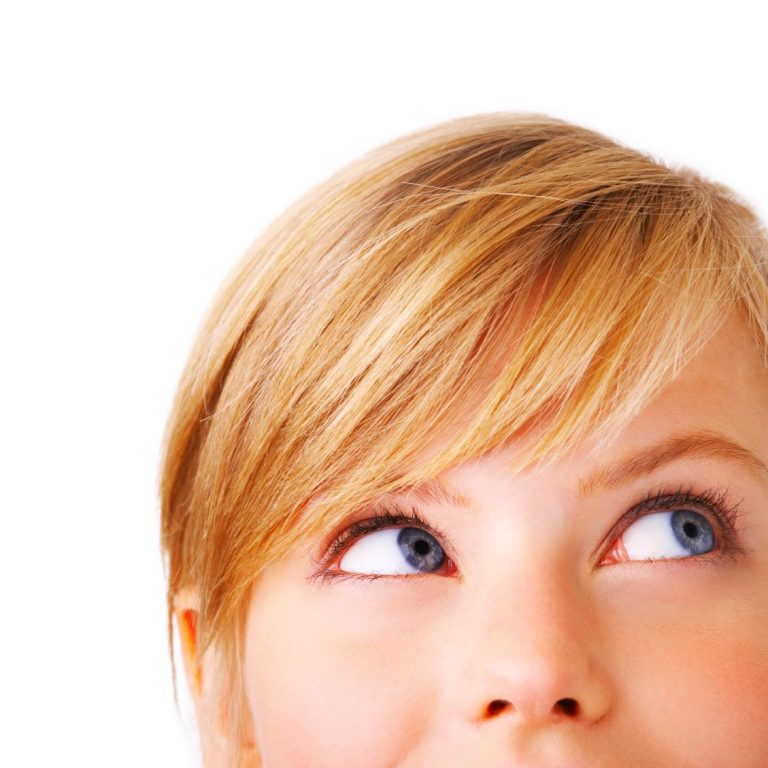 Obere Hälfte eines Frauenkopfes, die Augen schauen interessiert nach rechts oben