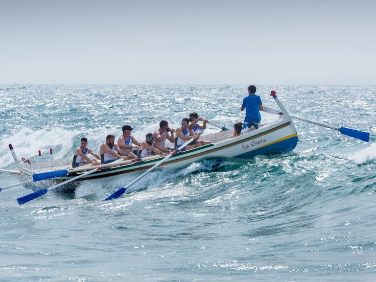 Regelmäßig aufgestellte weiße Würfel mit schwarzen Kanten; ein Würfel leuchtet und strahlt andere dabei an